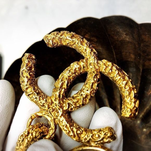 Chanel Florentine lava textured CC logo keychain - Picture 9 of 13